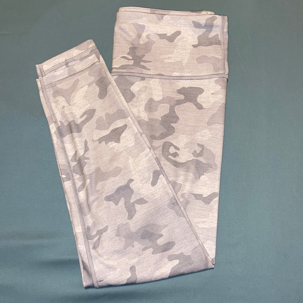 ⭐️2 for $30⭐️  Grey camouflage Gap eclipse leggings